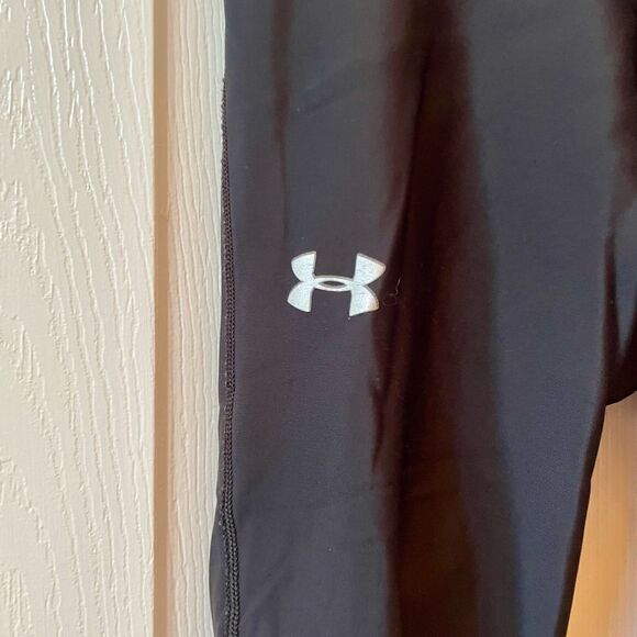 UNDER ARMOUR BLACK CAPRI WORK OUT PANTS SIZE XS - Picture 2 of 4